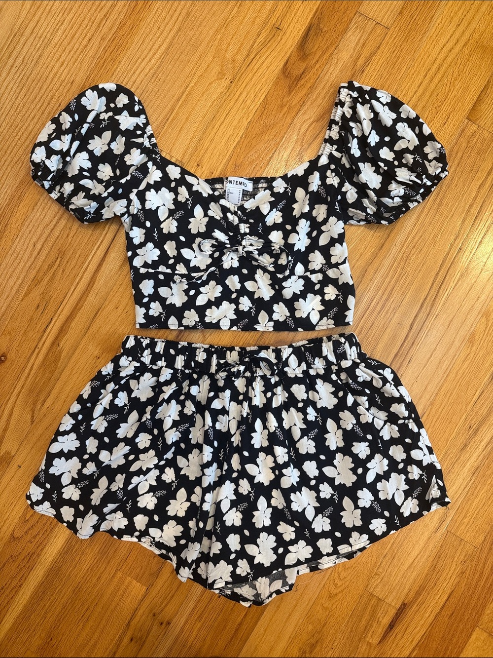 Black Floral Puff-Sleeve Crop Top by NMTNM
